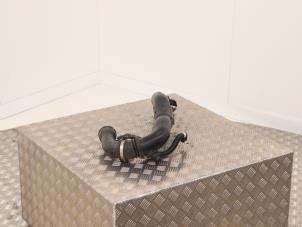 Gebruikte Intercooler Buis Ford Fiesta 7 1.0 EcoBoost 12V Prijs € 59,00 Margeregeling aangeboden door Automaterialen Ronald Morien B.V.