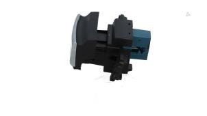 Gebruikte Handrem schakelaar Peugeot 308 SW (L4/L9/LC/LJ/LR) 1.5 BlueHDi 130 Prijs € 25,00 Margeregeling aangeboden door Automaterialen Ronald Morien B.V.