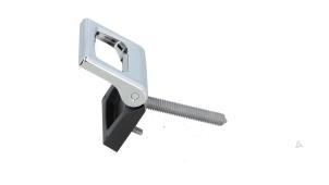 Gebruikte Bevestigingsoog vloer Porsche Cayenne III (9YA) 3.0 V6 Turbo 24V E-Hybrid Prijs € 9,08 Inclusief btw aangeboden door Automaterialen Ronald Morien B.V.