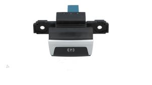 Gebruikte Handrem schakelaar Peugeot 308 SW (L4/L9/LC/LJ/LR) 1.2 12V e-THP PureTech 130 Prijs € 25,00 Margeregeling aangeboden door Automaterialen Ronald Morien B.V.