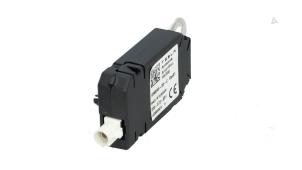 Gebruikte Antenne Tesla Model 3 EV AWD Prijs € 19,00 Inclusief btw aangeboden door Automaterialen Ronald Morien B.V.