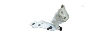 Gebruikte Motorkap Scharnier Tesla Model 3 EV AWD Prijs € 48,99 Inclusief btw aangeboden door Automaterialen Ronald Morien B.V.