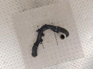 Gebruikte Intercooler Buis Volkswagen Passat (3C2) 2.0 TDI 16V 140 Prijs € 35,00 Margeregeling aangeboden door Automaterialen Ronald Morien B.V.