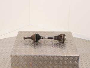 Gebruikte Aandrijfas links-voor Volkswagen Golf V (1K1) 2.0 TDI DPF Prijs € 10,00 Margeregeling aangeboden door Automaterialen Ronald Morien B.V.