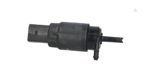 Gebruikte Ruitensproeierpomp voor Volkswagen Crafter 2.5 TDI 30/35/50 Prijs € 15,00 Inclusief btw aangeboden door Automaterialen Ronald Morien B.V.