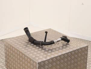 Gebruikte Intercooler Slang Ford Mondeo IV Wagon 1.6 TDCi 16V Prijs € 45,00 Margeregeling aangeboden door Automaterialen Ronald Morien B.V.