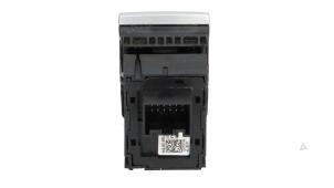 Gebruikte Schakelaar handrem Volkswagen Golf VIII (CD1) 1.0 eTSI 12V Prijs € 25,00 Margeregeling aangeboden door Automaterialen Ronald Morien B.V.