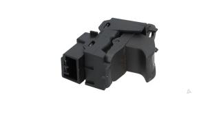 Gebruikte Raam schakelaar elektrisch Volvo XC70 (BZ) 2.4 D5 20V AWD Prijs € 10,00 Margeregeling aangeboden door Automaterialen Ronald Morien B.V.