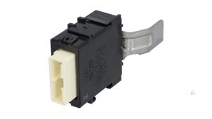 Gebruikte Ruitenwisser Module Toyota Yaris III (P13) 1.5 16V Hybrid Prijs € 25,00 Margeregeling aangeboden door Automaterialen Ronald Morien B.V.