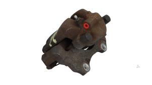 Gebruikte Remklauw (Tang) links-voor Opel Corsa E 1.0 SIDI Turbo 12V Prijs € 25,00 Margeregeling aangeboden door Automaterialen Ronald Morien B.V.