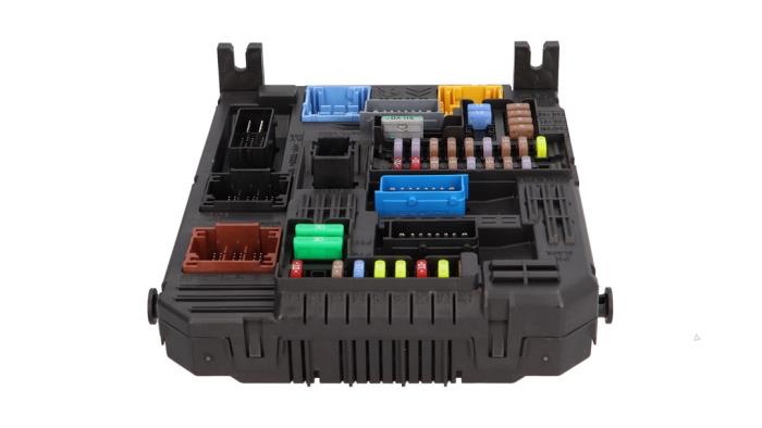 Computer Body Control Opel Crossland (X), 2017 1.2 12V, SUV, Benzine, 1.199cc, 61kW (83pk), FWD, F12XE; EB2FA, 2018-07 (Gebruikt)