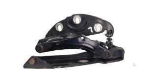 Gebruikte Motorkap Scharnier Volkswagen Phaeton (3D) 6.0 W12 48V 4Motion Prijs € 19,00 Margeregeling aangeboden door Automaterialen Ronald Morien B.V.