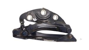 Gebruikte Motorkap Scharnier Volkswagen Phaeton (3D) 6.0 W12 48V 4Motion Prijs € 19,00 Margeregeling aangeboden door Automaterialen Ronald Morien B.V.