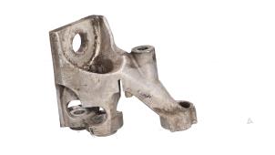 Gebruikte Versnellingsbak Steun Audi A8 (D3) 3.7 V8 40V Quattro Prijs € 25,00 Margeregeling aangeboden door Automaterialen Ronald Morien B.V.