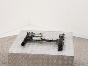 Gebruikte Stoel Rails rechts Volkswagen Phaeton (3D) 6.0 W12 48V 4Motion Prijs € 95,00 Margeregeling aangeboden door Automaterialen Ronald Morien B.V.