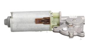 Gebruikte Stoelverstelling motor Volkswagen Phaeton (3D) 6.0 W12 48V 4Motion Prijs € 25,00 Margeregeling aangeboden door Automaterialen Ronald Morien B.V.