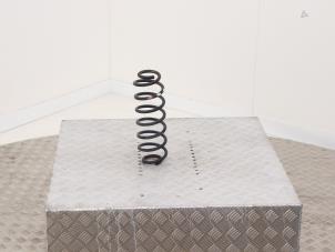 Gebruikte Veerschroef achter Ford B-Max (JK8) 1.0 EcoBoost 12V 100 Prijs € 20,00 Margeregeling aangeboden door Automaterialen Ronald Morien B.V.