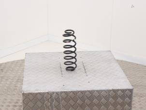 Gebruikte Veerschroef achter Ford B-Max (JK8) 1.0 EcoBoost 12V 100 Prijs € 20,00 Margeregeling aangeboden door Automaterialen Ronald Morien B.V.