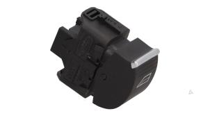 Gebruikte Raam schakelaar elektrisch Ford B-Max (JK8) 1.0 EcoBoost 12V 100 Prijs € 10,00 Margeregeling aangeboden door Automaterialen Ronald Morien B.V.