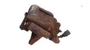 Gebruikte Remklauw (Tang) rechts-voor Volkswagen T-Roc I 1.6 TDI BMT 16V Prijs € 25,00 Margeregeling aangeboden door Automaterialen Ronald Morien B.V.