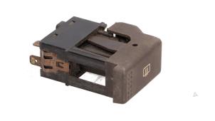 Gebruikte Schakelaar Achteruitverwarming Audi 80 (B2) 1.6 GLE Prijs € 14,95 Margeregeling aangeboden door Automaterialen Ronald Morien B.V.