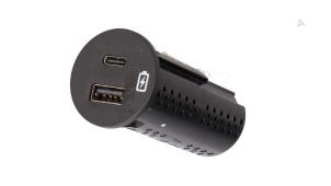 Gebruikte AUX/USB aansluiting Ford Usa Mustang Mach-E 98kWh AWD Prijs € 45,00 Inclusief btw aangeboden door Automaterialen Ronald Morien B.V.