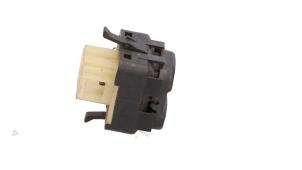 Gebruikte Ruit schakelaar elektrisch Volkswagen Golf III (1H1) 1.8i Prijs € 10,00 Margeregeling aangeboden door Automaterialen Ronald Morien B.V.