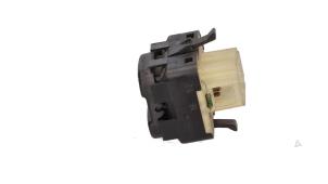 Gebruikte Ruit schakelaar elektrisch Volkswagen Golf III (1H1) 1.8i Prijs € 10,00 Margeregeling aangeboden door Automaterialen Ronald Morien B.V.