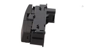 Gebruikte Paniekverlichtings Schakelaar Opel Astra J GTC (PD2/PF2) 2.0 CDTI 16V ecoFLEX Prijs € 10,00 Margeregeling aangeboden door Automaterialen Ronald Morien B.V.