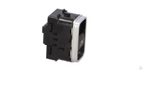 Gebruikte Raam schakelaar elektrisch Mercedes B (W247) 2.0 B-200d Prijs € 15,00 Margeregeling aangeboden door Automaterialen Ronald Morien B.V.