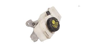 Gebruikte Hoofdremcilinder Renault Clio IV (5R) 0.9 Energy TCE 90 12V Prijs € 35,00 Margeregeling aangeboden door Automaterialen Ronald Morien B.V.