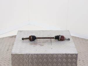 Gebruikte Aandrijfas links-voor Peugeot 107 1.0 12V Prijs € 19,00 Margeregeling aangeboden door Automaterialen Ronald Morien B.V.