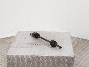 Gebruikte Cardanas links-voor (VWA) Peugeot 107 1.0 12V Prijs € 19,00 Margeregeling aangeboden door Automaterialen Ronald Morien B.V.