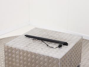 Gebruikte Kofferdekseldemper rechts-achter Ford Kuga III (DFK) 2.5 PHEV 16V Prijs € 95,00 Margeregeling aangeboden door Automaterialen Ronald Morien B.V.