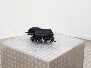 Gebruikte Inlaatspruitstuk Volkswagen Caddy III (2KA,2KH,2CA,2CH) 1.2 TSI Prijs € 45,00 Margeregeling aangeboden door Automaterialen Ronald Morien B.V.