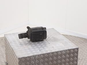 Gebruikte Luchtfilterhuis Volkswagen Eos (1F7/F8) 2.0 FSI 16V Prijs € 39,00 Margeregeling aangeboden door Automaterialen Ronald Morien B.V.