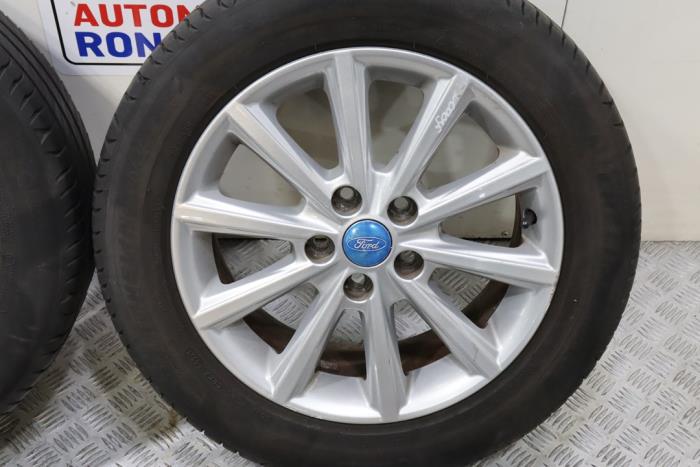 Velgen set + banden van een Ford Focus 3 Wagon 1.6 TDCi 2015