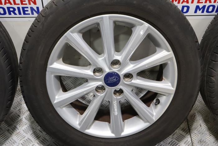 Velgen set + banden van een Ford Focus 3 Wagon 1.6 TDCi 2015