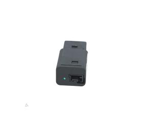 Gebruikte AUX/USB aansluiting Peugeot 2008 (UD/UK/UR/US/UX) 1.2 VTi 12V PureTech 130 Prijs € 19,00 Margeregeling aangeboden door Automaterialen Ronald Morien B.V.