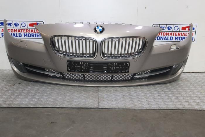 Voorbumper van een BMW 5 serie (F10) 523i 24V 2011