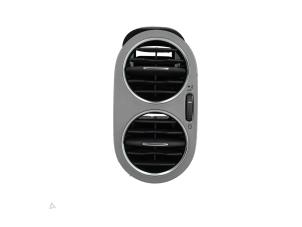 Gebruikte Luchtrooster Dashboard Volkswagen Tiguan (5N1/2) 1.4 TSI 16V 4Motion Prijs € 25,00 Margeregeling aangeboden door Automaterialen Ronald Morien B.V.