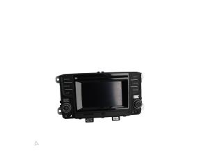 Gebruikte Radio CD Speler Volkswagen Polo V (6R) 1.2 TSI 16V BlueMotion Technology Prijs € 295,00 Margeregeling aangeboden door Automaterialen Ronald Morien B.V.