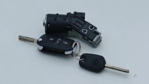 Gebruikte Kontaktslot + Sleutel Opel Corsa F (UB/UH/UP) 1.2 12V 75 Prijs € 25,00 Inclusief btw aangeboden door Automaterialen Ronald Morien B.V.