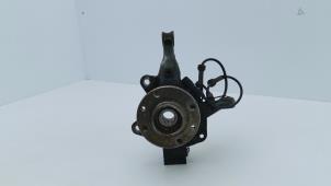 Gebruikte Fusee links-achter Renault Clio IV Estate/Grandtour (7R) 0.9 Energy TCE 90 12V Prijs € 35,00 Margeregeling aangeboden door Automaterialen Ronald Morien B.V.