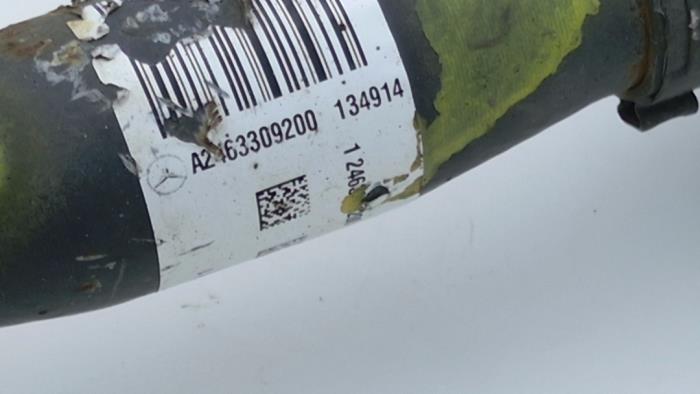 Aandrijfas links-voor van een Mercedes-AMG A-Klasse AMG (W176) 2.0 A-45 AMG Turbo 16V 4-Matic 2015