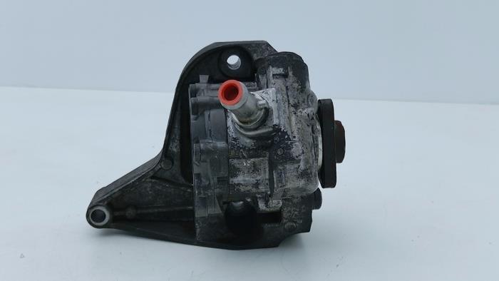 Gebruikte Servopomp BMW 3 serie (E90) 330d 24V Prijs € 75,00 Margeregeling aangeboden door Automaterialen Ronald Morien B.V.