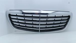 Gebruikte Grille Mercedes S (222.0/222.1) 3.0 S-350 BlueTEC, S-350d 24V Prijs € 150,00 Margeregeling aangeboden door Automaterialen Ronald Morien B.V.