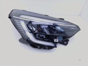 Gebruikte Koplamp rechts Renault Clio V (RJAB) 1.6 E-Tech 145 16V Prijs € 495,00 Margeregeling aangeboden door Automaterialen Ronald Morien B.V.