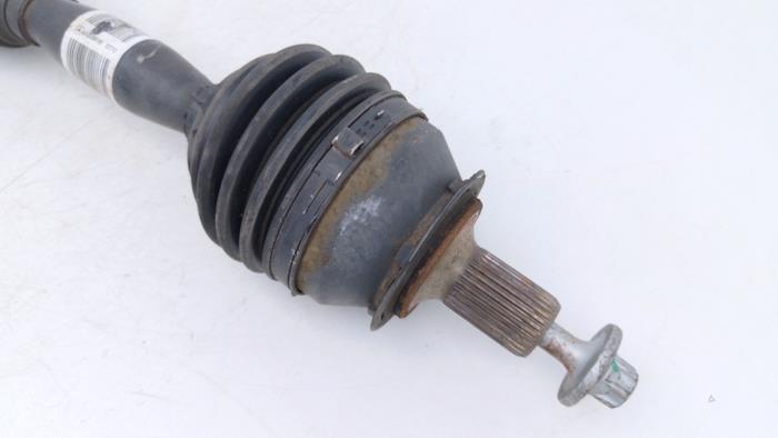 Aandrijfas links-voor van een Mercedes-AMG CLA AMG (117.3) 2.0 CLA-45 AMG Turbo 16V 2013