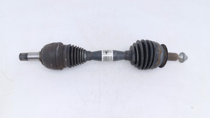 Aandrijfas links-voor van een Mercedes-AMG CLA AMG (117.3) 2.0 CLA-45 AMG Turbo 16V 2013